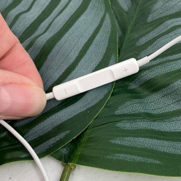 Genuine Apple White Wired Plug In Lighting Cable Connection In Ear Headphones - Picture 4 of 4